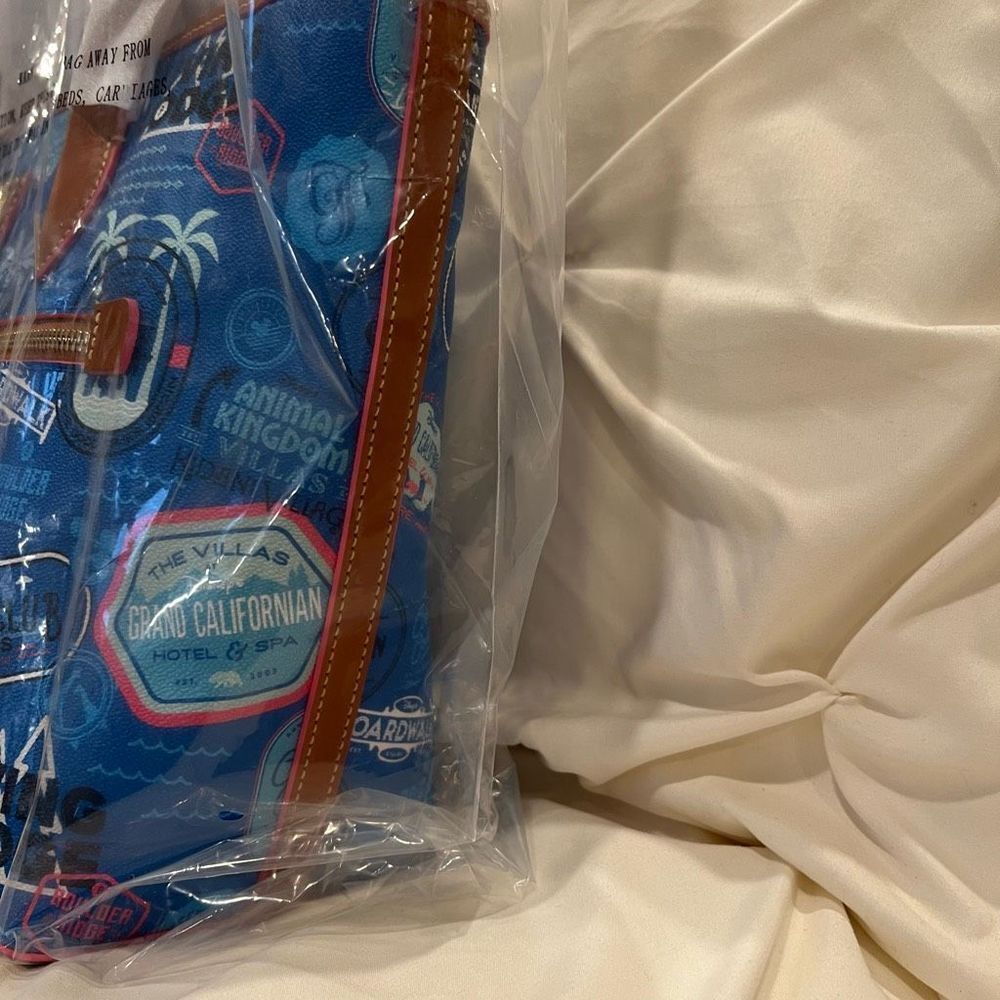 Dooney & Bourke Disney Vacation Club Tote Bag Disney Resorts Hotels NWT - Picture 8 of 8